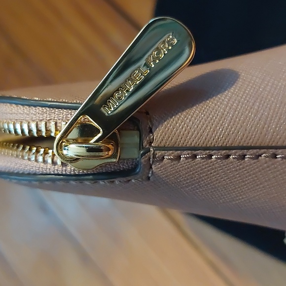 Michael Kors Travel Bag - Picture 5 of 15